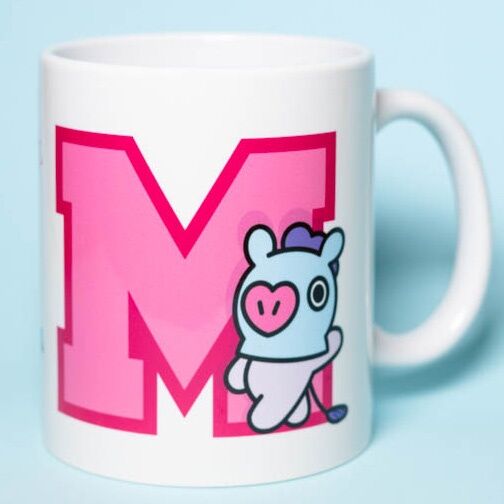 Mug BT21 Mang placé à côté d'une tasse de café, illustrant son usage quotidien