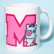 Mug BT21 Mang placé à côté d'une tasse de café, illustrant son usage quotidien