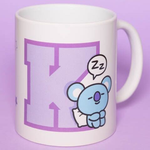 Vue latérale du mug BT21 Koya montrant sa forme ergonomique