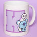 Vue latérale du mug BT21 Koya montrant sa forme ergonomique