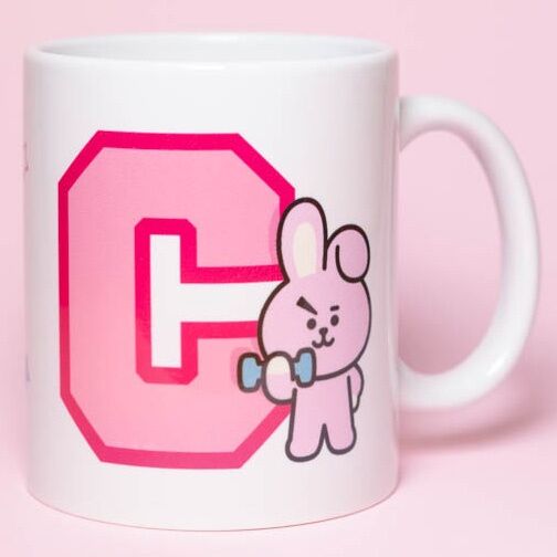 Image du mug BT21 Cooky utilisé dans un micro-ondes pour réchauffer une boisson