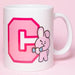 Image du mug BT21 Cooky utilisé dans un micro-ondes pour réchauffer une boisson