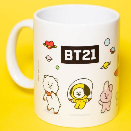 Détail du mug BT21 mettant en avant la finition lisse et brillante en céramique