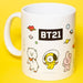 Détail du mug BT21 mettant en avant la finition lisse et brillante en céramique