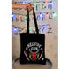Sac shopping écologique Stranger Things Hellfire Club porté sur l'épaule en extérieur