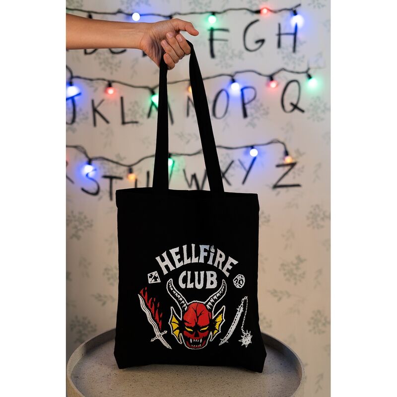 Sac shopping écologique Stranger Things Hellfire Club porté sur l'épaule en extérieur