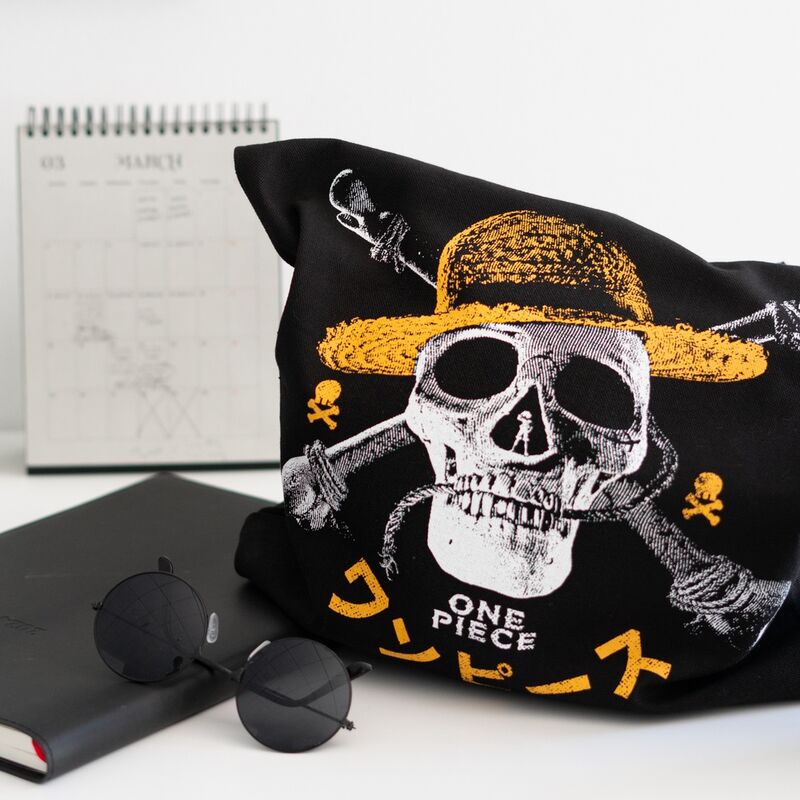 Sac shopping One Piece Jolly Roger ERIK posé sur une table, mettant en valeur son design et sa texture en coton naturel