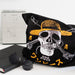 Sac shopping One Piece Jolly Roger ERIK posé sur une table, mettant en valeur son design et sa texture en coton naturel