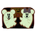 Détail des appliqués et motifs phosphorescents sur le portefeuille Mickey & Minnie Floral Ghost Loungefly