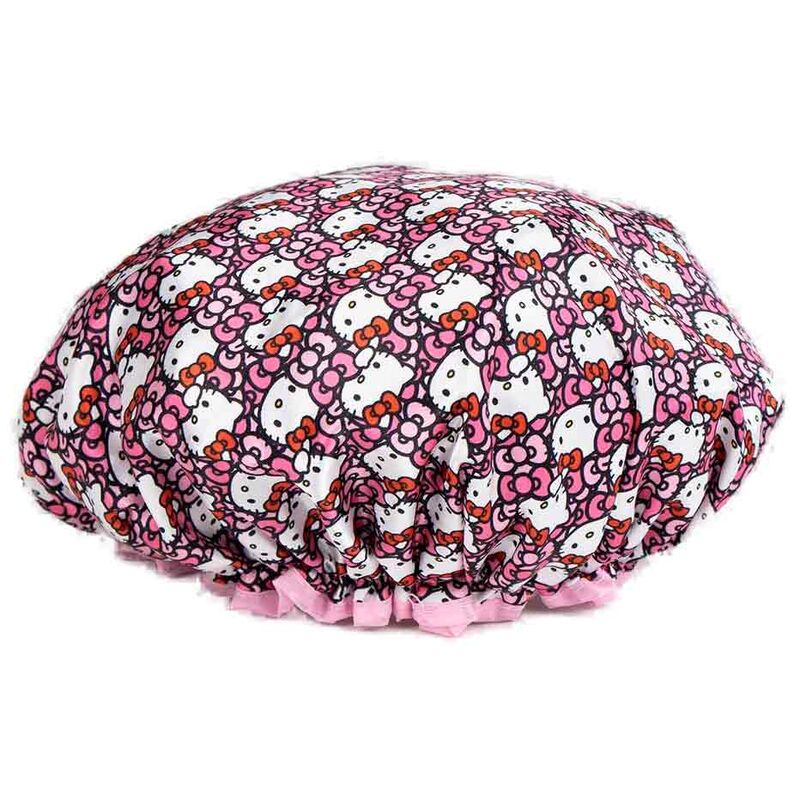 Bonnet de douche Hello Kitty porté par une personne, illustrant son ajustement parfait