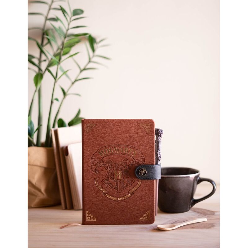 Détail du logo Hogwarts imprimé sur la couverture du cahier premium