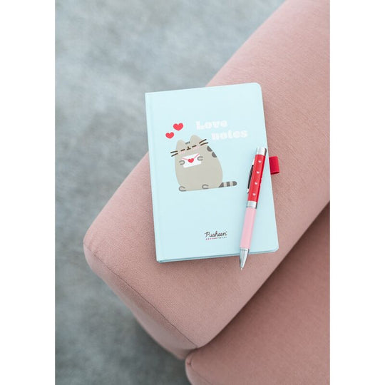 Présentation du carnet Pusheen avec son design coloré et le stylo projecteur en fonctionnement