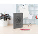 Présentation complète du cahier et du stylo sur fond blanc mettant en valeur leur design