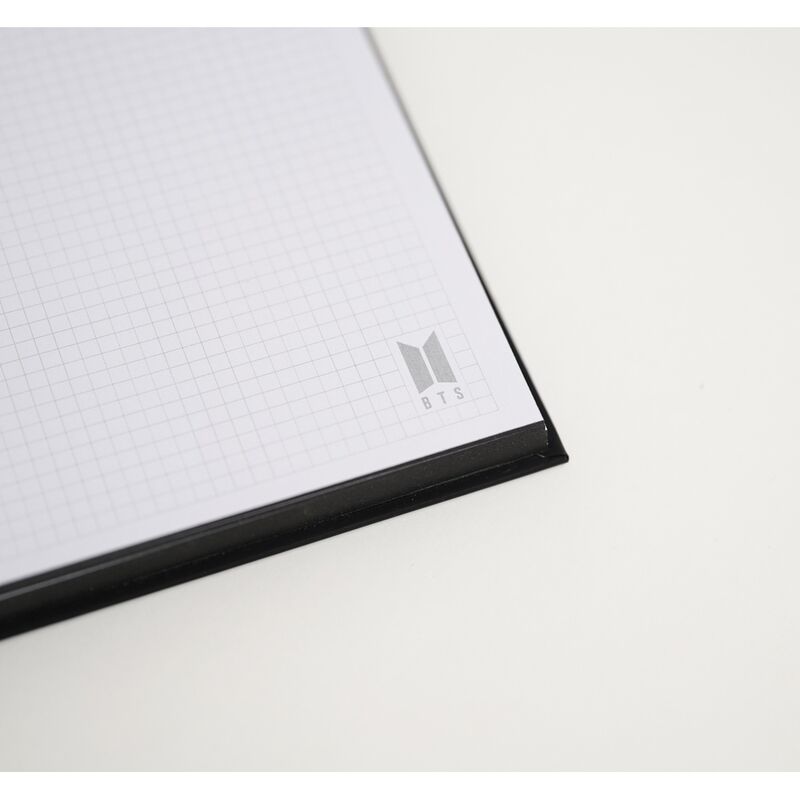 Cahier ERIK A5 posé sur un bureau, illustrant son design élégant et pratique.