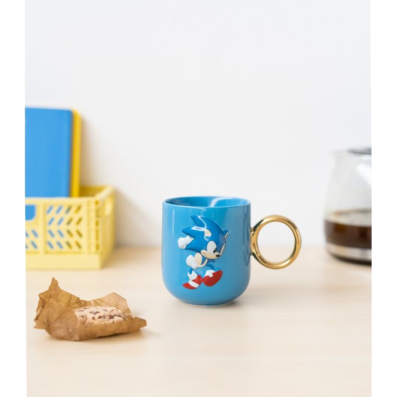 Pack de cinq images du mug Sonic The Hedgehog 3D avec différentes perspectives et détails