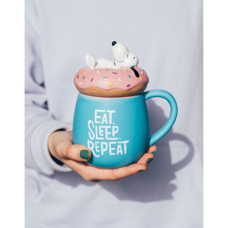 Ensemble des quatre images du mug Snoopy Eat Sleep Repeat avec différentes perspectives