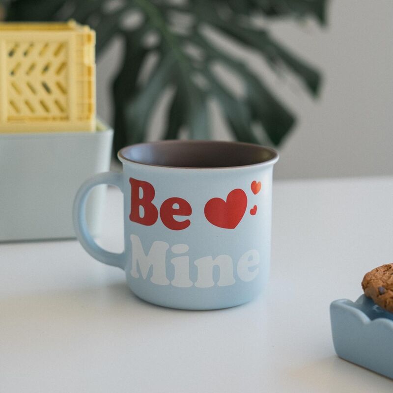 Ensemble de cinq images du mug Pusheen Purrfect Love montrant différents angles et détails