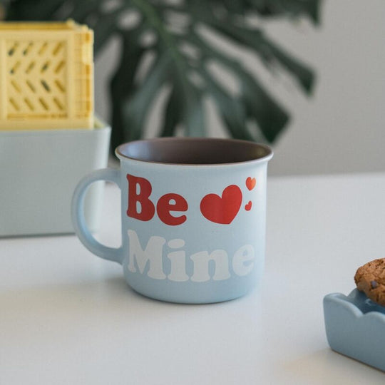 Ensemble de cinq images du mug Pusheen Purrfect Love montrant différents angles et détails