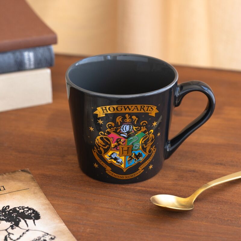 Vue de dessus du mug premium Harry Potter révélant son intérieur propre et brillant