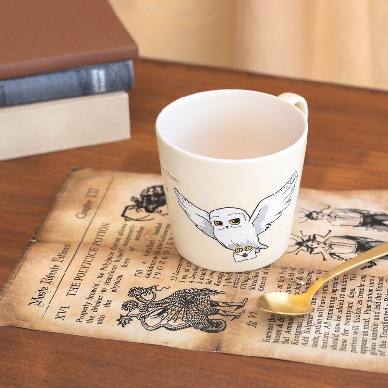 Présentation du mug Harry Potter Hedwig posé sur une table, prêt à accueillir votre boisson chaude
