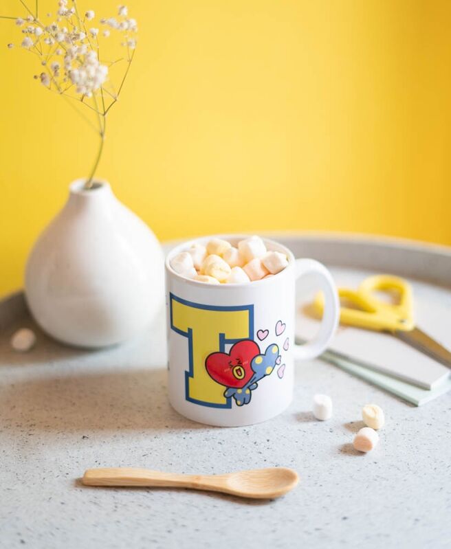 Photo du mug BT21 Tata compatible micro-ondes et lave-vaisselle avec logo ERIK