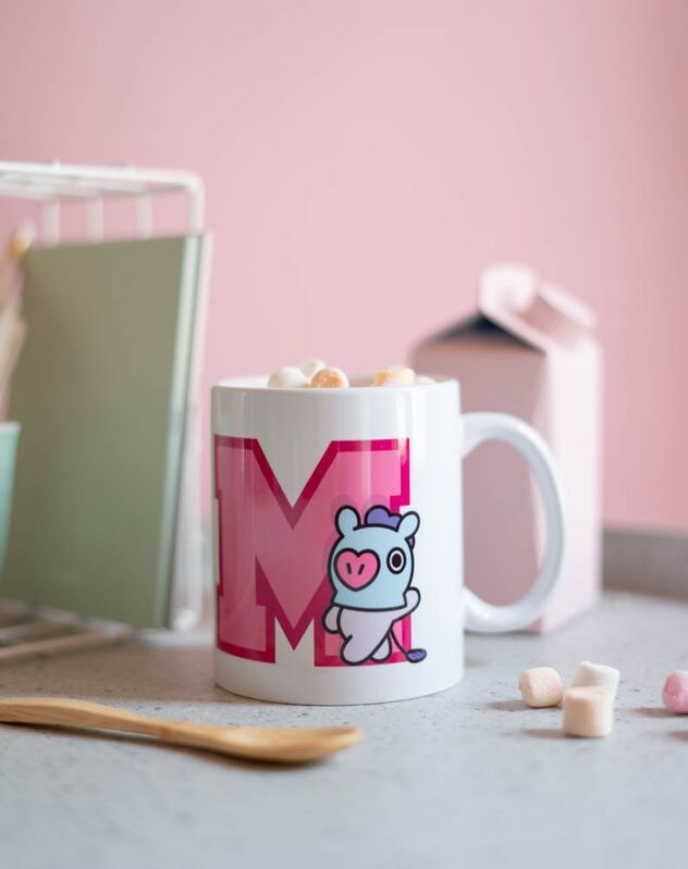 Mug BT21 Mang compatible micro-ondes et lave-vaisselle, photo illustrant sa robustesse