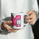 Ensemble de quatre images du mug BT21 Mang mettant en avant sa qualité et son design unique
