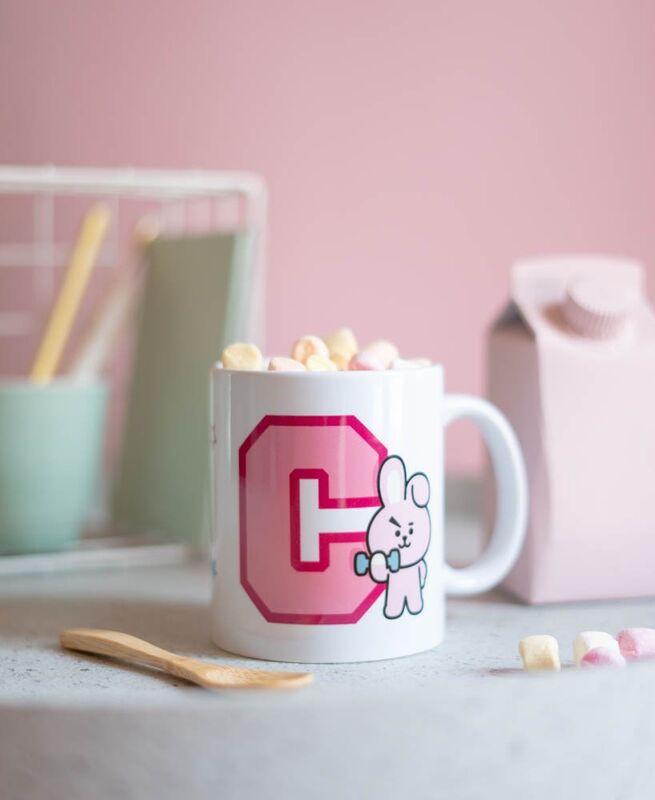 Mug BT21 Cooky placé dans un lave-vaisselle, démontrant sa compatibilité et facilité d’entretien