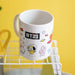 Ensemble de cinq images du mug BT21 illustrant sa taille et ses motifs uniques