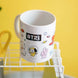 Ensemble de cinq images du mug BT21 illustrant sa taille et ses motifs uniques