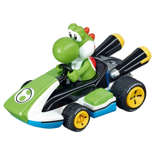 Vue latérale de la voiture Mario Kart 8 Yoshi CARRERA avec couleurs vives et design fidèle au personnage de Yoshi