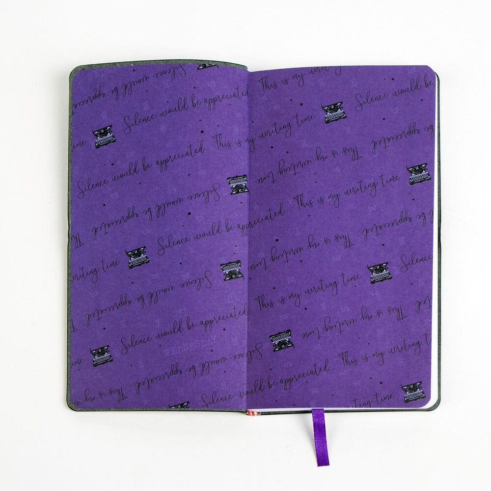 Quatre images du carnet Wednesday CERDÁ illustrant son design et sa fonctionnalité