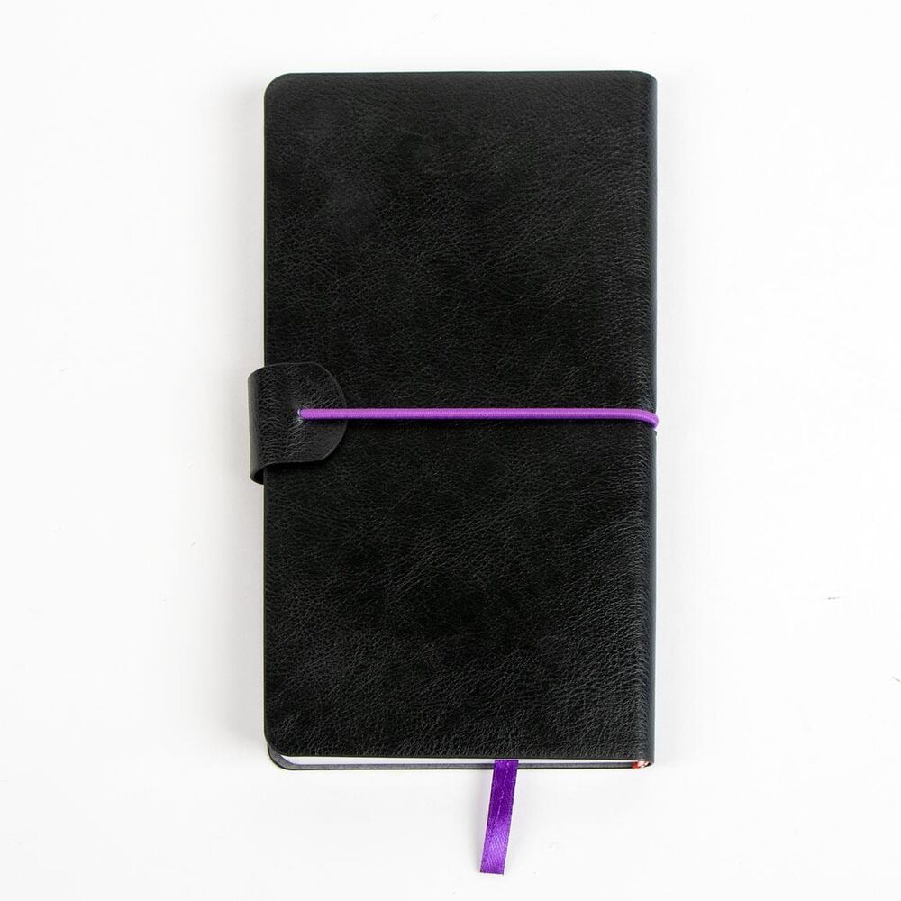 Vue rapprochée des pages blanches du carnet Wednesday CERDÁ prêtes à être utilisées