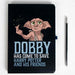 Stylo bleu aux motifs de Dobby et de la saga Harry Potter, posé sur une surface blanche