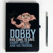 Stylo bleu aux motifs de Dobby et de la saga Harry Potter, posé sur une surface blanche