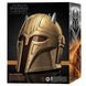 Casque électronique premium The Armorer de The Mandalorian vu de face avec détails précis et finition noire brillante