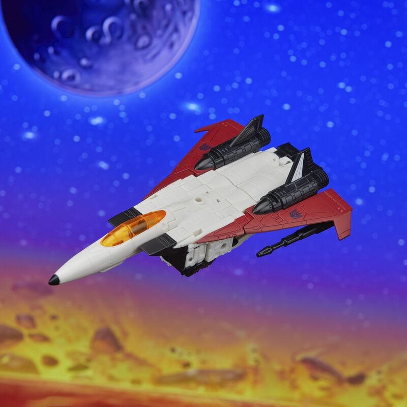 Vue rapprochée de la figurine Transformers Ramjet montrant les finitions détaillées et articulation