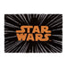 Paillasson Star Wars ERIK affichant le logo emblématique, dimensions 40x60cm, posé devant une porte d'entrée