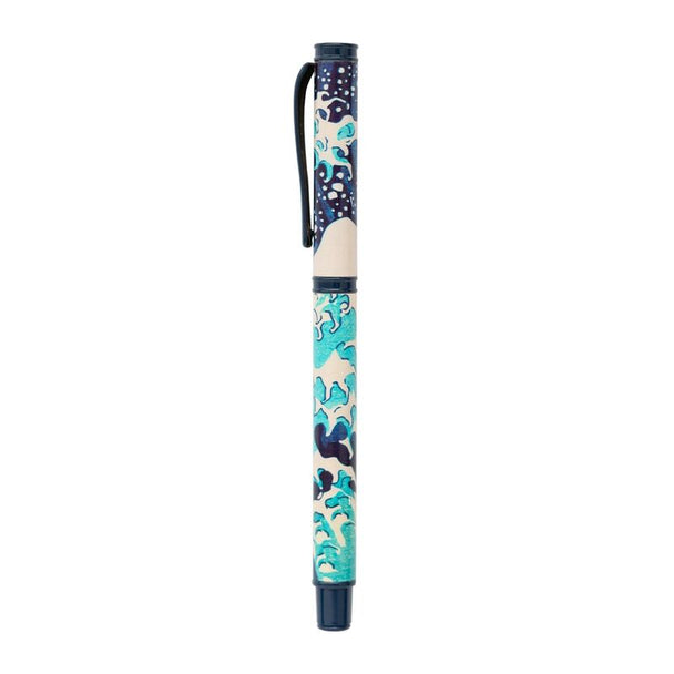 Stylo ERIK The Great Wave off Kanagawa encre noire avec bouchon à vis posé sur fond blanc