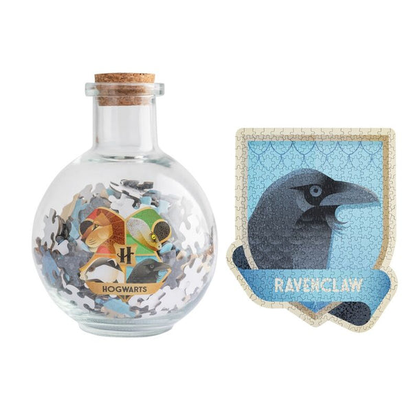 Vue rapprochée du puzzle Harry Potter Ravenclaw de 322 pièces assemblé, montrant les détails colorés de la maison Ravenclaw.