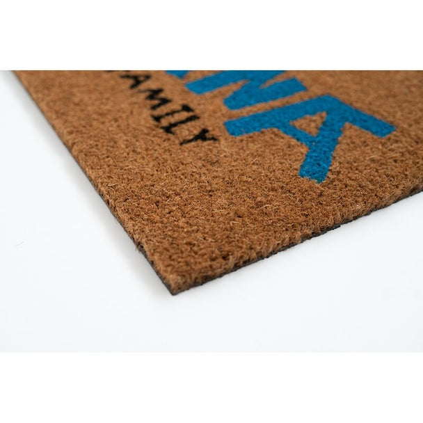 Gros plan sur la texture en fibre de coco naturelle du paillasson Stitch Ohana ERIK
