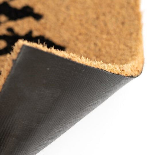 Vue rapprochée de la texture en fibre de coco robuste du paillasson thématique Seigneur des Anneaux