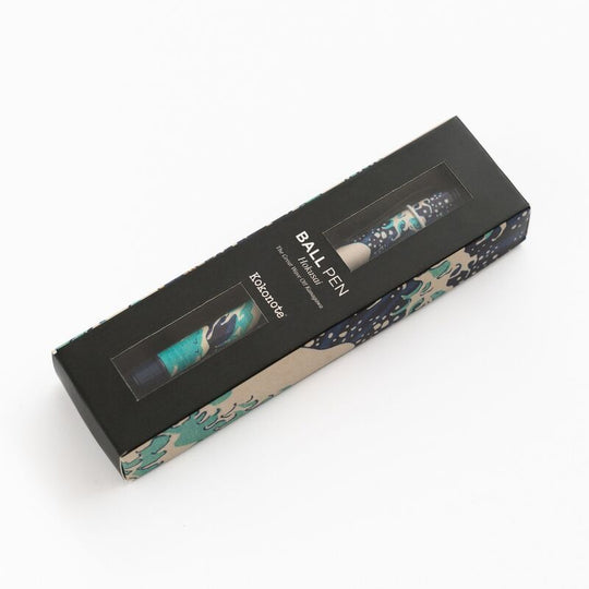 Gros plan sur la pointe du stylo The Great Wave off Kanagawa montrant le détail de l'encre noire