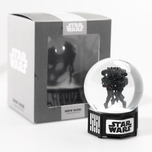 Zoom sur le droïde de reconnaissance à l'intérieur de la boule à neige Star Wars ERIK