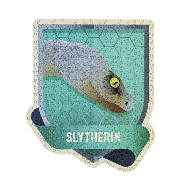 Vue rapprochée du puzzle Harry Potter Slytherin assemblé montrant les détails des pièces et les couleurs vertes