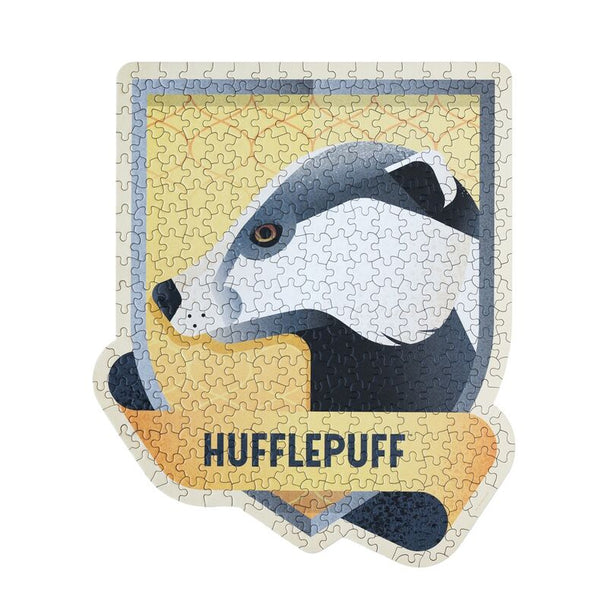 Vue rapprochée des pièces du puzzle Harry Potter Hufflepuff avec détails colorés et formes uniques
