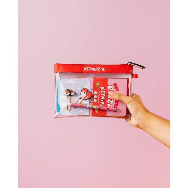 Gros plan sur les trois carnets A6 et le pack de quatre surligneurs aux couleurs vives du kit Ketnipz