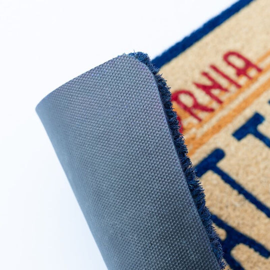 Vue rapprochée de la base en PVC antidérapante du paillasson Back to the Future