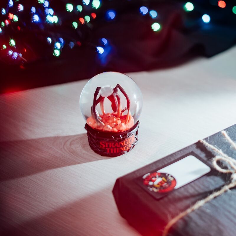 Vue latérale de la boule à neige Stranger Things ERIK montrant la qualité de la résine et la finesse des détails