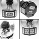Vue latérale de la boule à neige Star Wars ERIK montrant la sphère en verre et base en résine